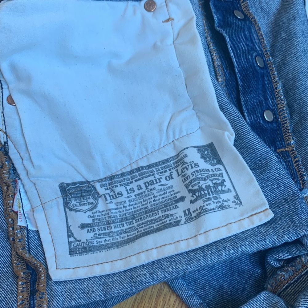 Levi’s 501 cut off shorts. Size 28. - Picture 6 of 7